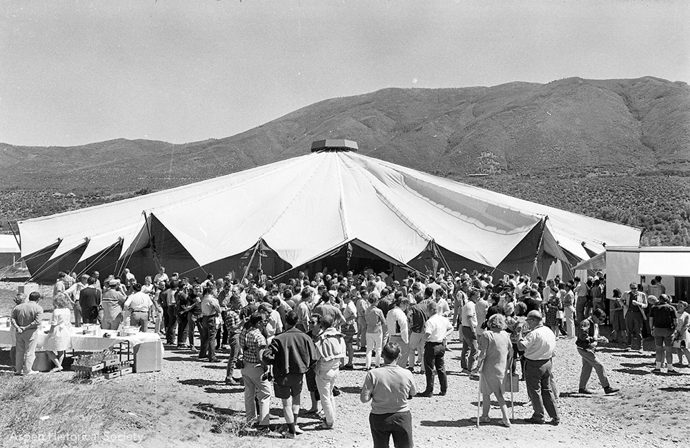 http://problemata.huma-num.fr/omeka_beta/files/large/2920/2007.022.1558_Aspen_Historical_Society_Aspen_Illustrated_News_Collection.jpg http://problemata.huma-num.fr/omeka_beta/files/large/2920/2007.022.1558_Aspen_Historical_Society_Aspen_Illustrated_News_Collection.jpg