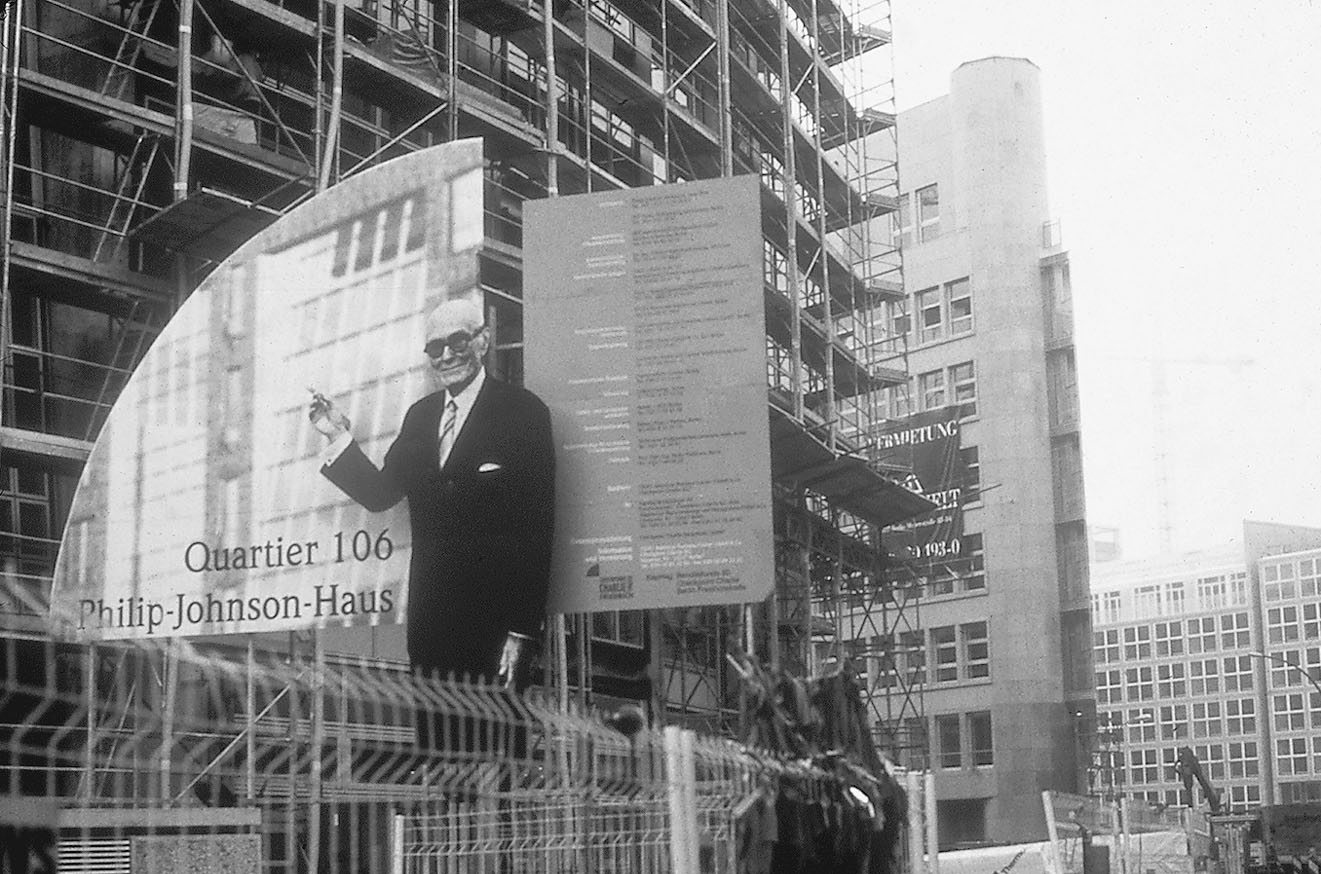 http://problemata.huma-num.fr/omeka_beta/files/large/3052/fig.1checkpoint_charlie_philip_johnson_huyssen_.jpg http://problemata.huma-num.fr/omeka_beta/files/large/3052/fig.1checkpoint_charlie_philip_johnson_huyssen_.jpg