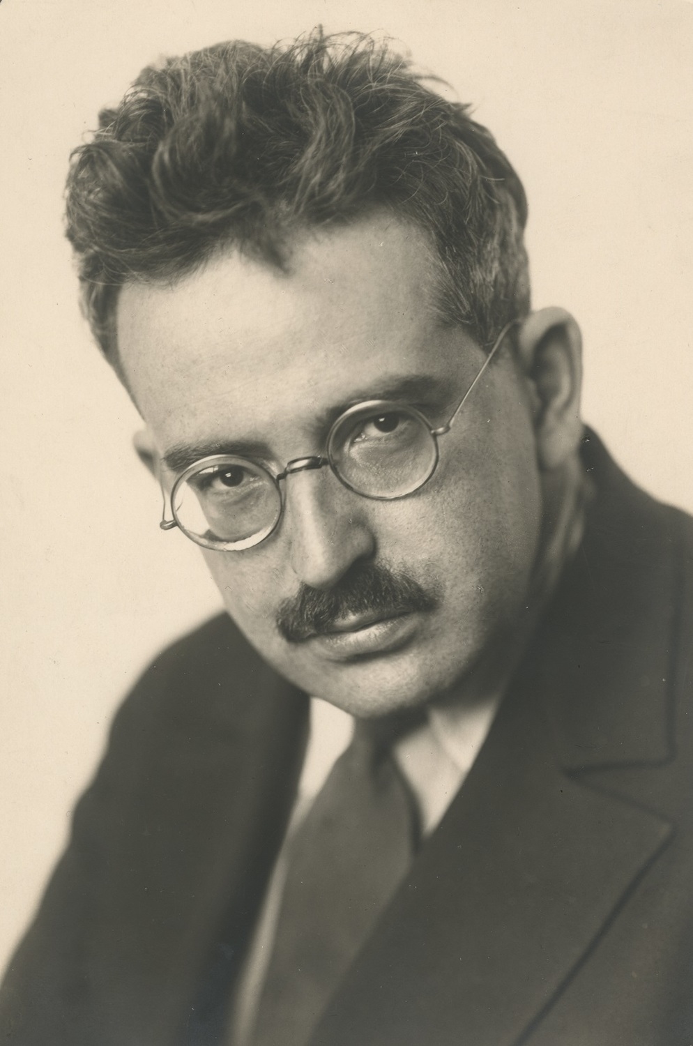 http://problemata.huma-num.fr/omeka_beta/files/large/3115/walter_benjamin.jpg http://problemata.huma-num.fr/omeka_beta/files/large/3115/walter_benjamin.jpg